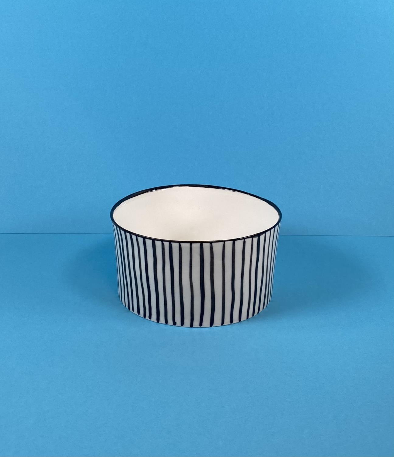 Suvatne, Gro - Porselensskål med sorte striper