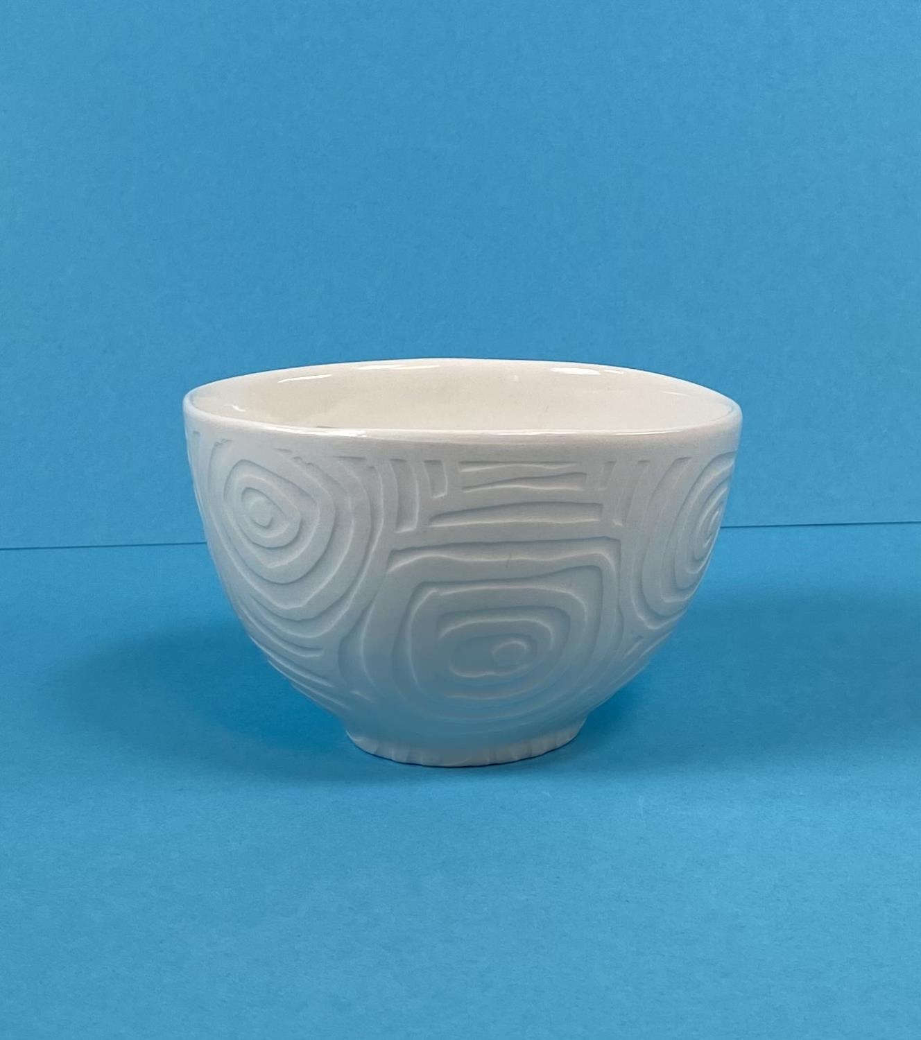 Suvatne, Gro - Porselensskål med relieffmønster E