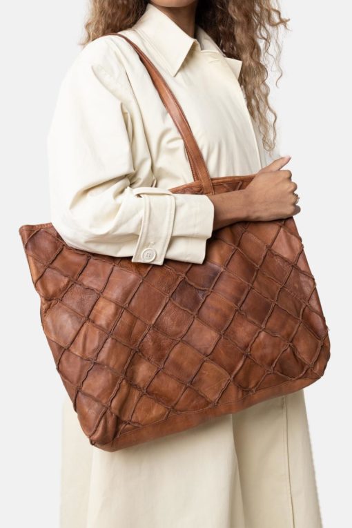 Caia - Walnut