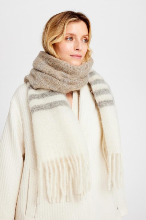 Dereen, fluffy wool scarf - White