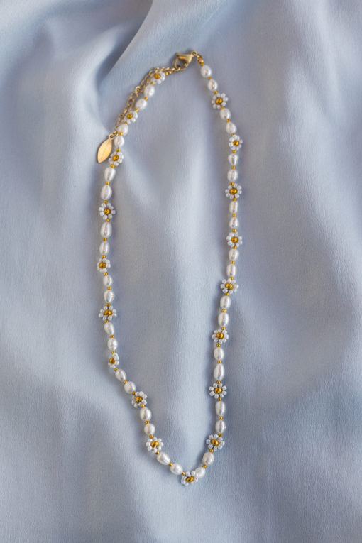 Flower pearl necklace