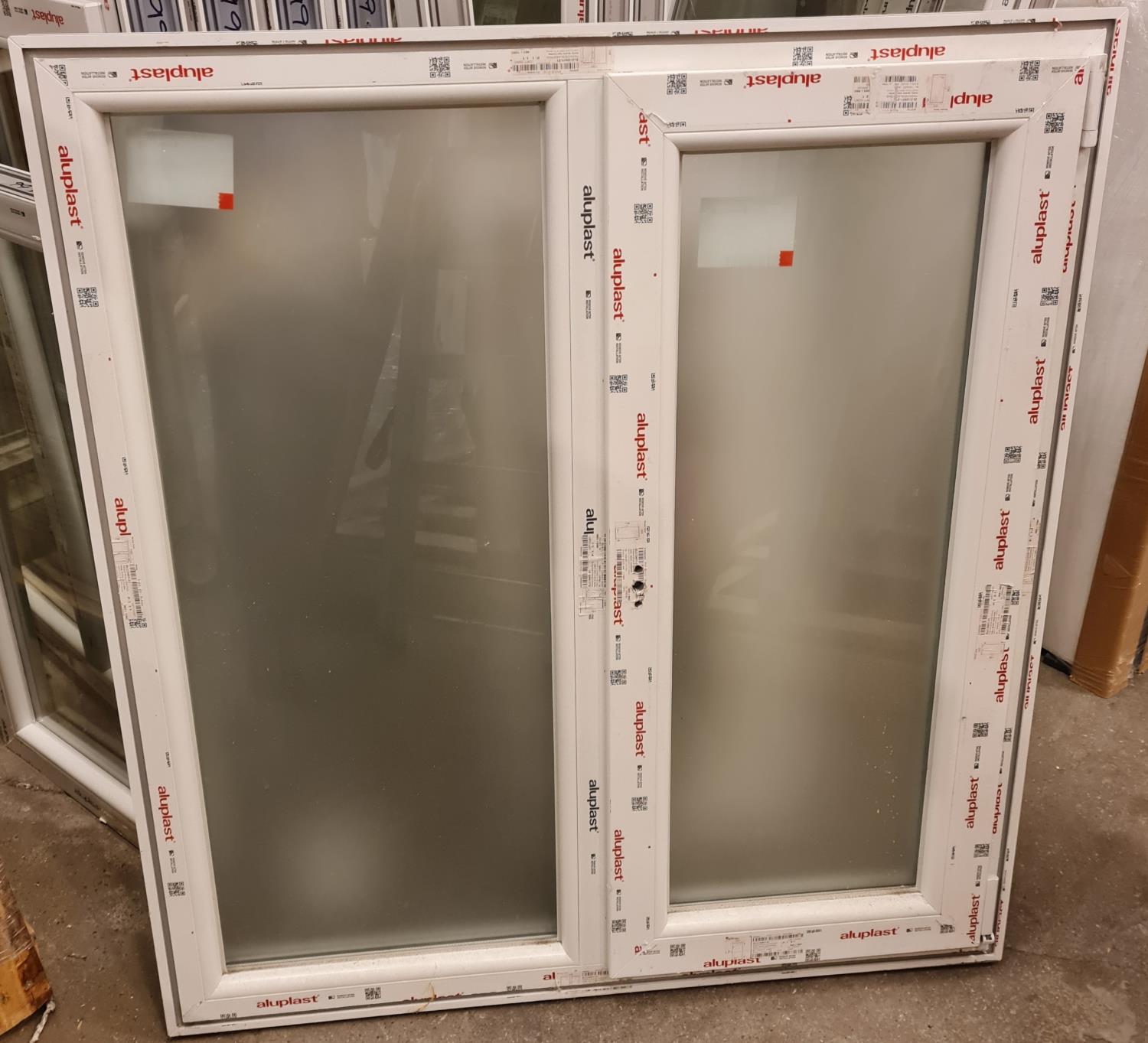 PVC vindu 1090x1190 med frostet glass pr stk