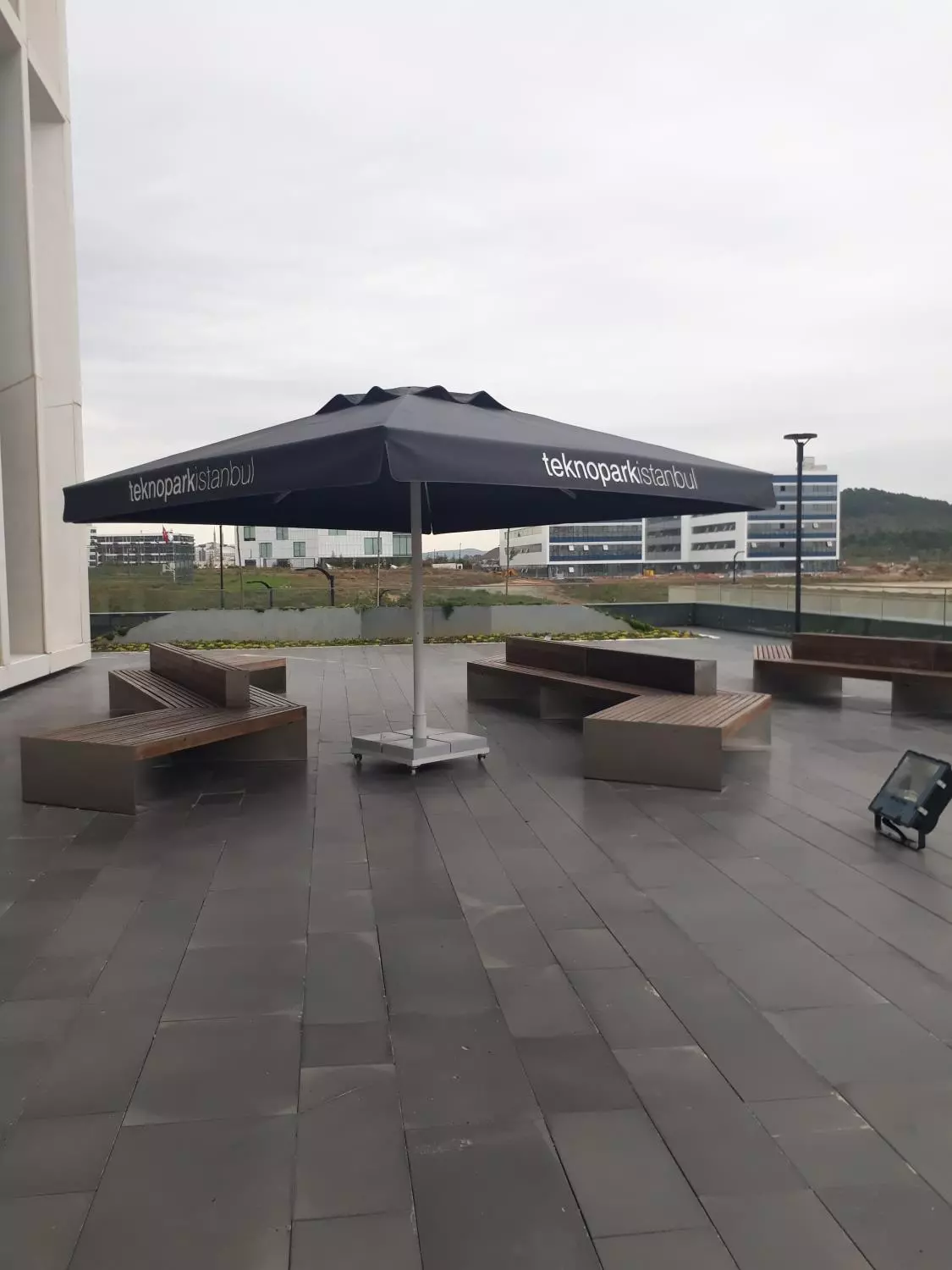 Parasoll Mega elektrostatisk Logo