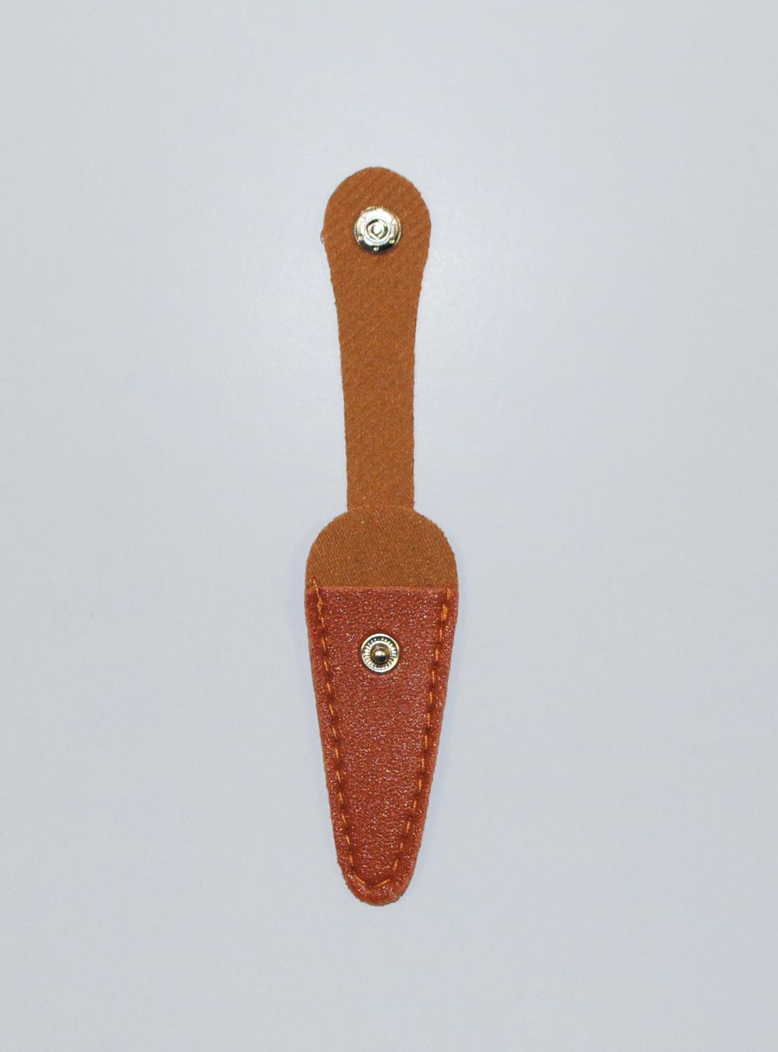 Sakseetui i brunt kunstskinn