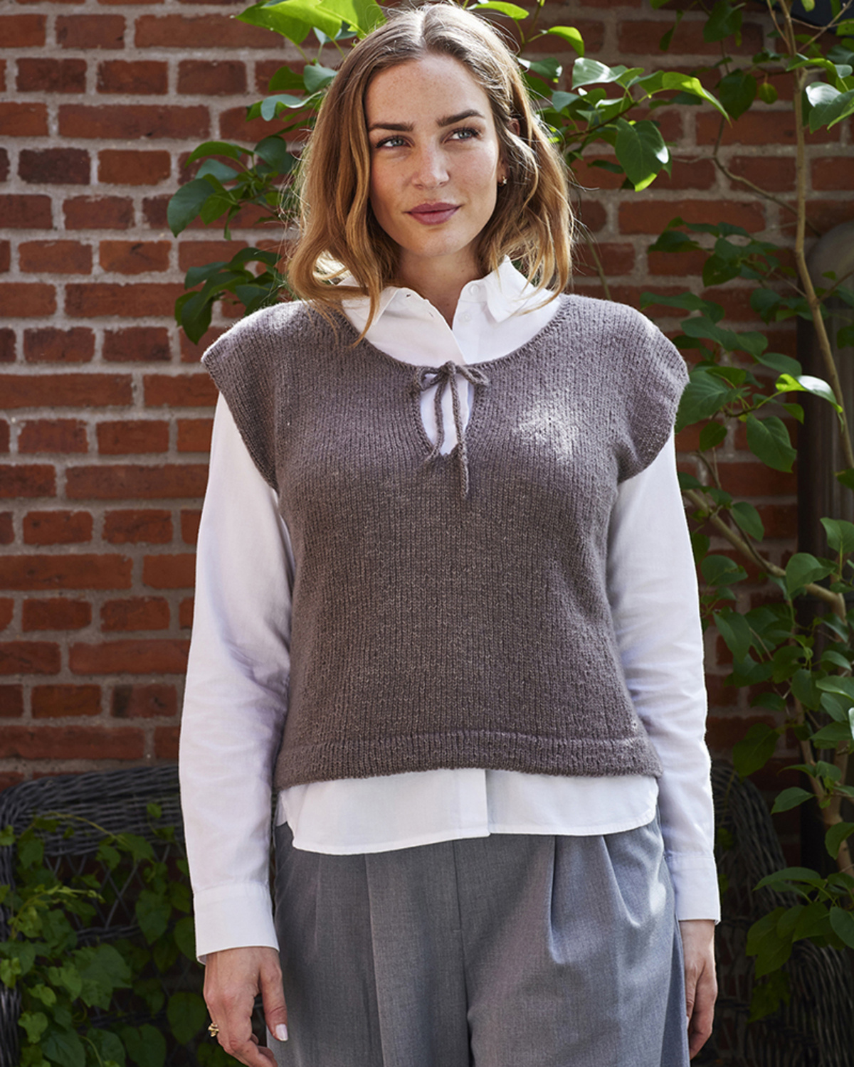 Strikkemønster Hannah Permin Vest med åpning i hals og knytting