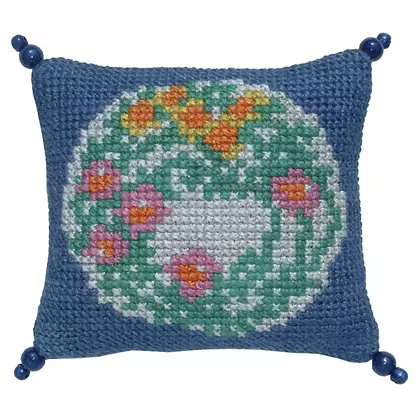 Blomsterkrans på blå bunn, nålepute