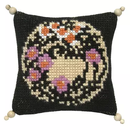 Blomsterkrans på svart bunn, nålepute