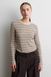 Flyra O-Neck Tee : Demitasse