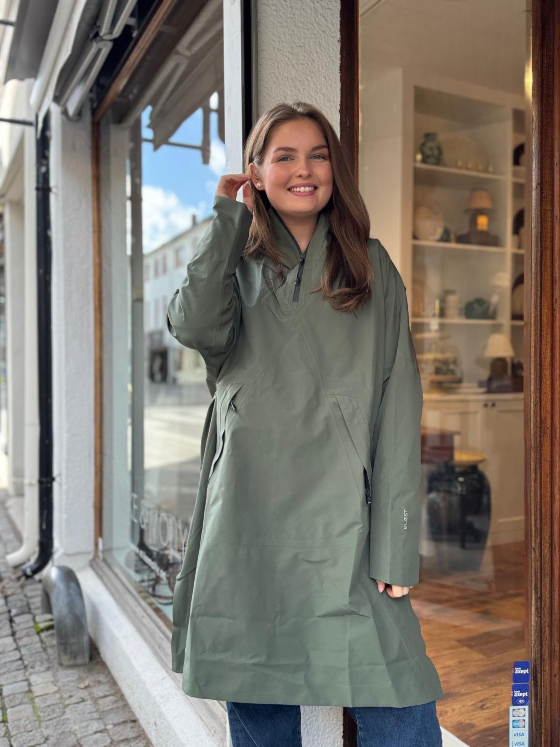 Blæst, Aalesund poncho dusty green