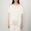 Lisa yang, Round neck t-shirt champagne