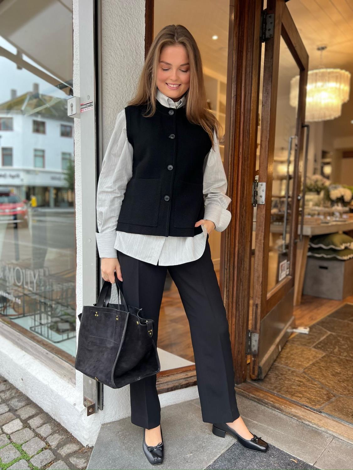 Aiayu, Elva vest Black