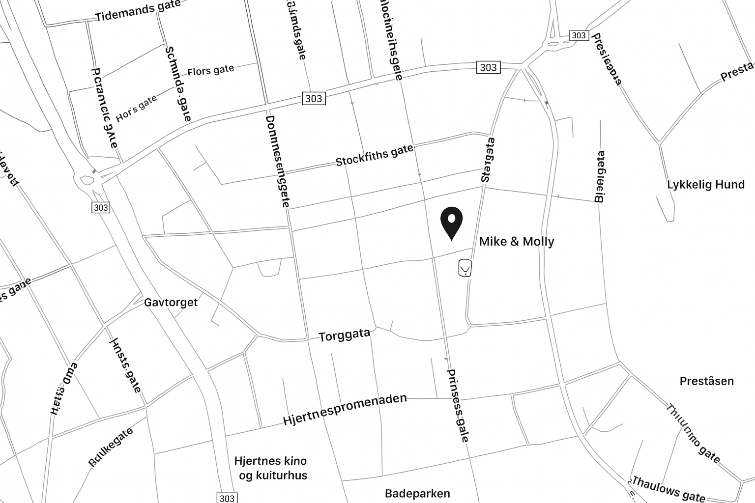 Kart over Sandefjord sentrum med pin på Mike & Molly sin adresse, Rådhusgata 9. Kartet er i svart-hvitt og viser noen gatenavn