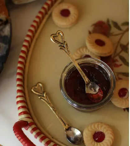 Doing Goods, Hana Heart Spoon Set. To stk hjerte skjeer som ligger på ett fat med kjeks og syltetøy