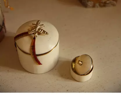 Doing Goods, Queen Bee Circus Box Large. To bokser osm står på et bord i hvit og med messing detaljer