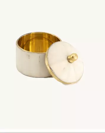 Doing Goods, Bailey Circus Box Small White. Hvit liten boks med lukk og messing detaljer