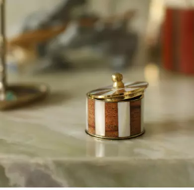 Doing Goods, Bailey Circus Box Small. Liten boks i brun og hvit striper med messing detaljer