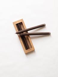 Tell Me More, Dinner Candles Brown. Bilde viser en brun eske med brun stearin lys. Hvit bakgrunn