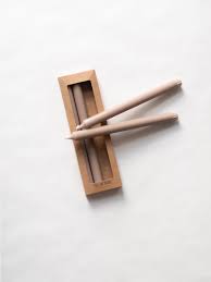 Tell Me More, Dinner Candles Beige. Bilde viser en brun eske med beige stearin lys. Hvit bakgrunn