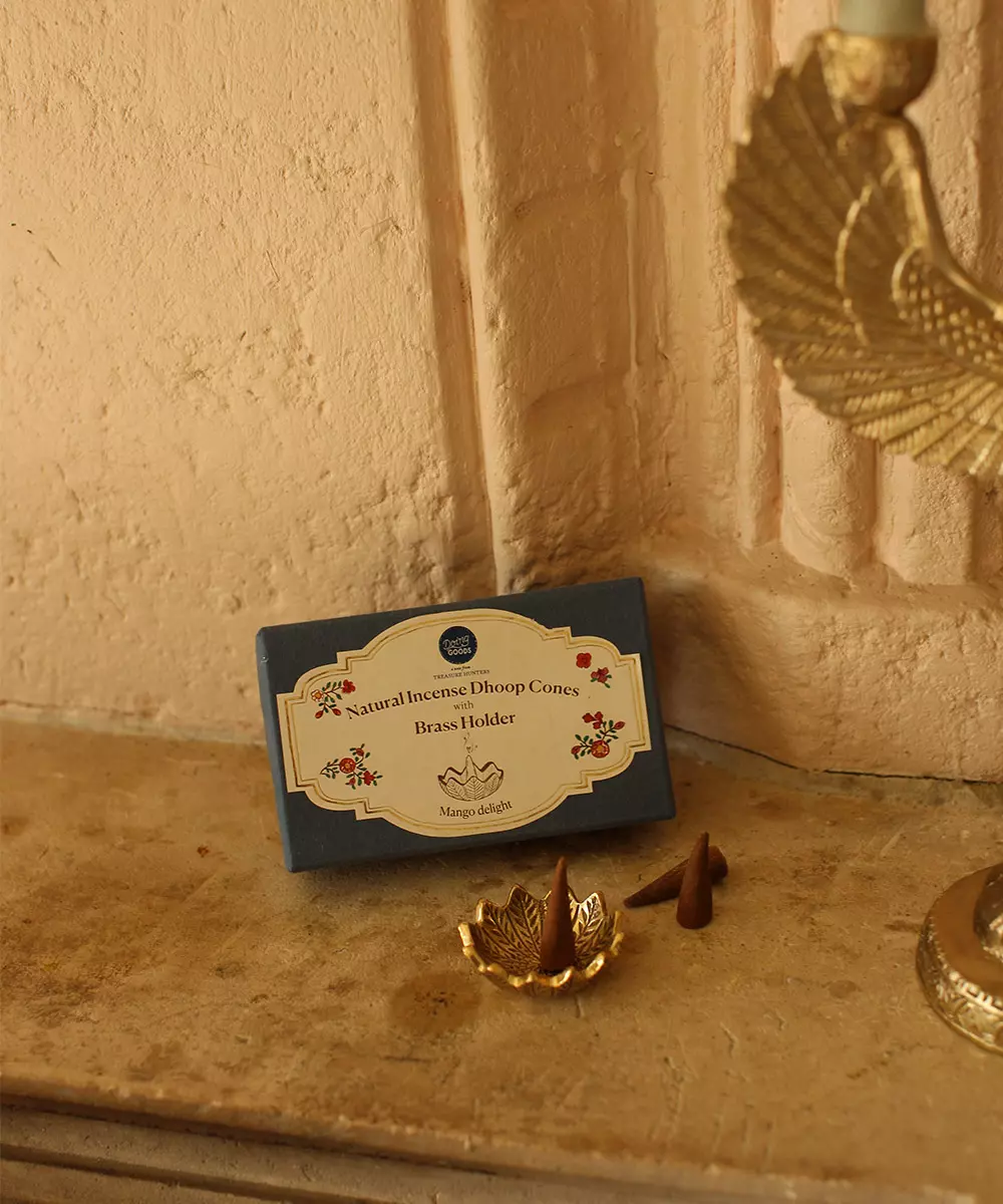 Doing Goods, Incence røkelse. Bilde viser frem en blå eske med røkelse og en liten messing skål på en hylle