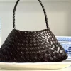 Dragon Diffusion, Rosanna, Dk Brown
