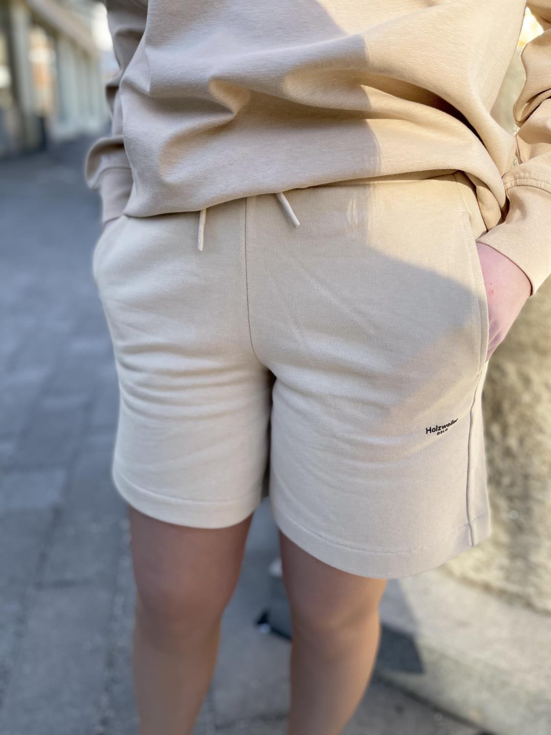 W. Oslo Sweat Shorts beige - Holzweiler