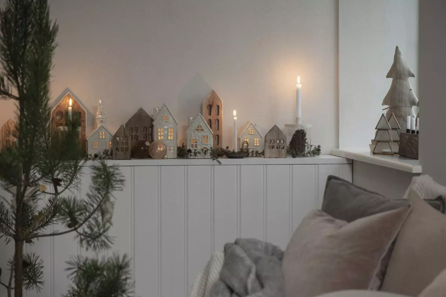 Husfyr hvitt buet vindu liten