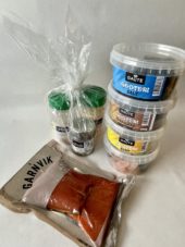 Produktpakke med krydderpakke, 4 godteribokser og Garnvik røkt bit