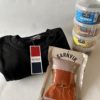 Produktpakke med svart collegegenser, 4 godteribokser og røkt bit fra Garnvik
