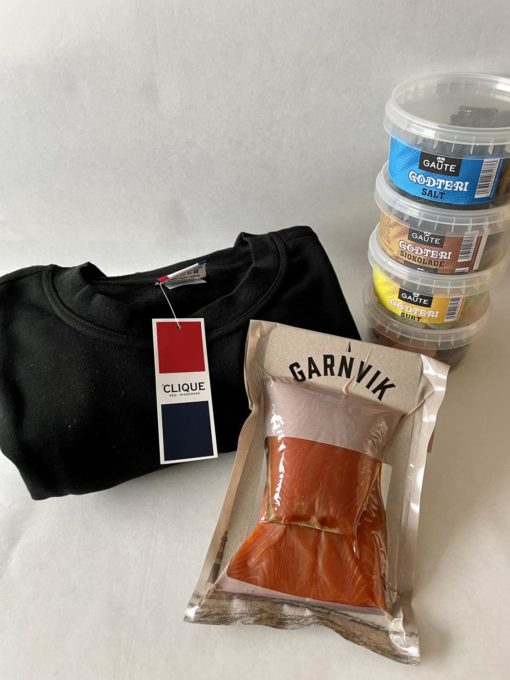 Produktpakke med svart collegegenser, 4 godteribokser og røkt bit fra Garnvik