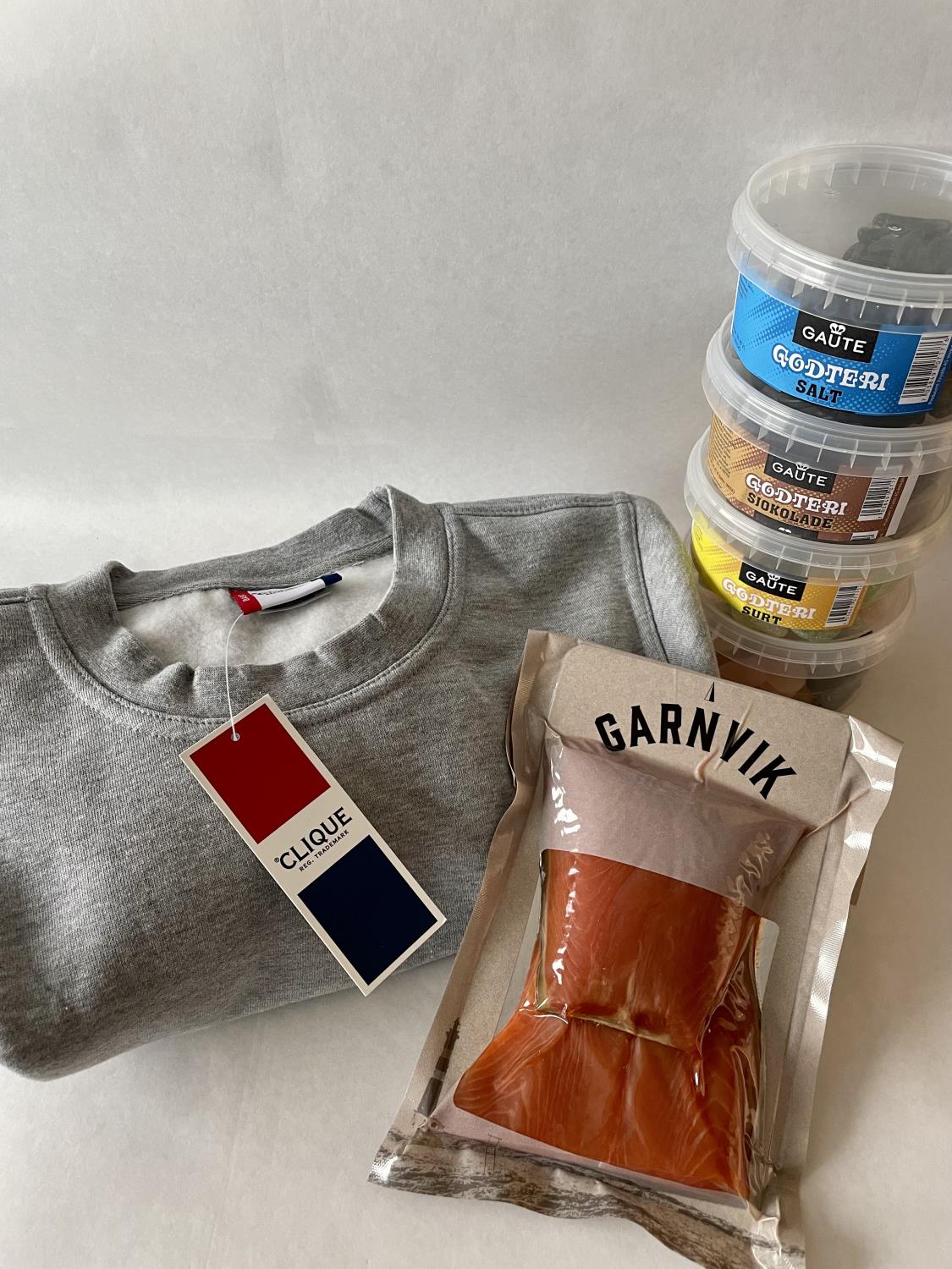 Produktpakke med grå collegegenser, 4 godteribokser og røkt bit fra Garnvik