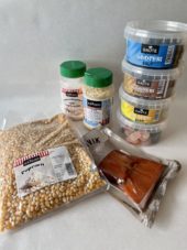 Produktpakke med popcorn, cheddar/smøraroma popcornkrydder, 4 godteribokser og røkt bit fra Garnvik