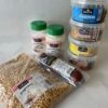 Produktpakke med popcorn, parmesan/smøraroma popcornkrydder, 4 godteribokser og Gobit snabb