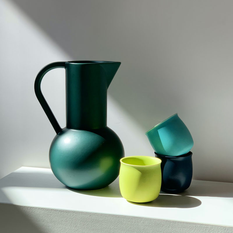 Stor grønn mugge i keramikk fra danske Raawii utstilt for A.Huseby