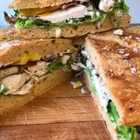Focaccia med kylling, bacon, aioli og pesto.