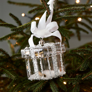 Julekule Jul Riviera Maison glass pakke med snø og brev inni hvitt bånd perler, glitter 11x11cm