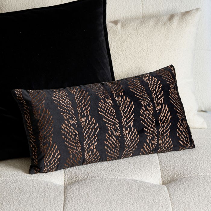 Riviera Maison Pute sort svart fløyel håndvevd gullfarget mønster Decorative RM Iven Pillow 60x30