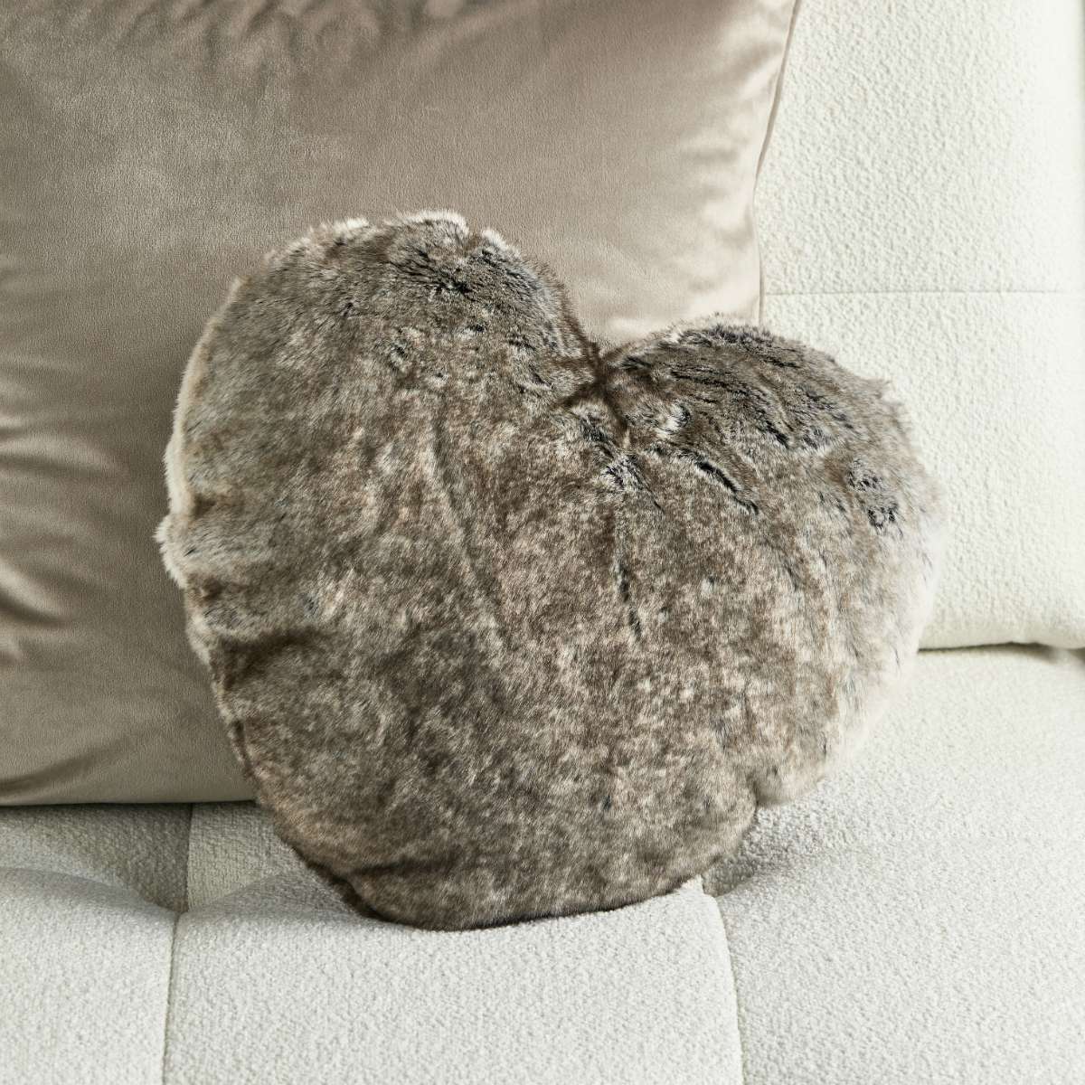 Riviera Maison Putetrekk bun beige natur fuskepels RM Coco Heart Faux Fur Pillow