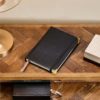 Riviera Maison Notatbok sort med gull hjørner Gyllent papir og bånd RM Monogram Moments A5 Notebook