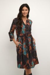 Kjole CRCAMILLA KJOLE Multi Turquoise Paisley med knapper V hals, lommer og knyting. 100% Bomull