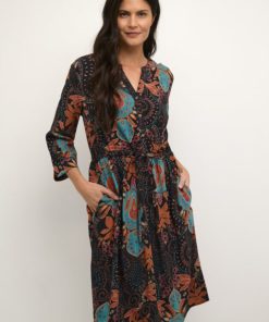 Kjole CRCAMILLA KJOLE Multi Turquoise Paisley med knapper V hals, lommer og knyting. 100% Bomull