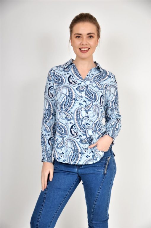 Bluse Skjorte hvit blå printed blouse pastly med sort og grått sjatteringer mønster 100 % Viscose