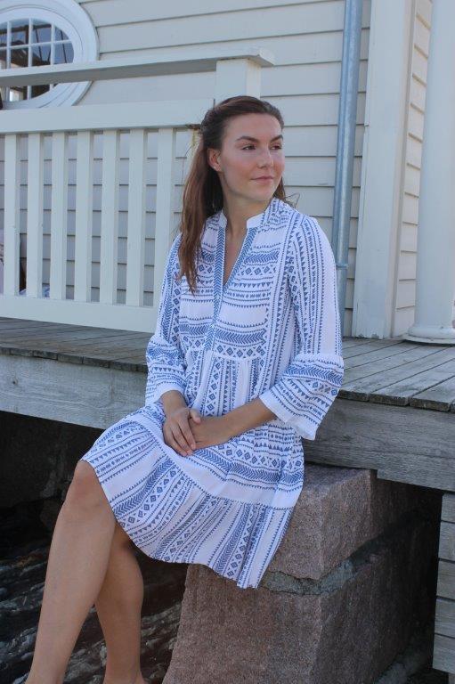 Kjole Ava Kort modell Hvit mellomblått mønster med v/hals og lommer Viscose