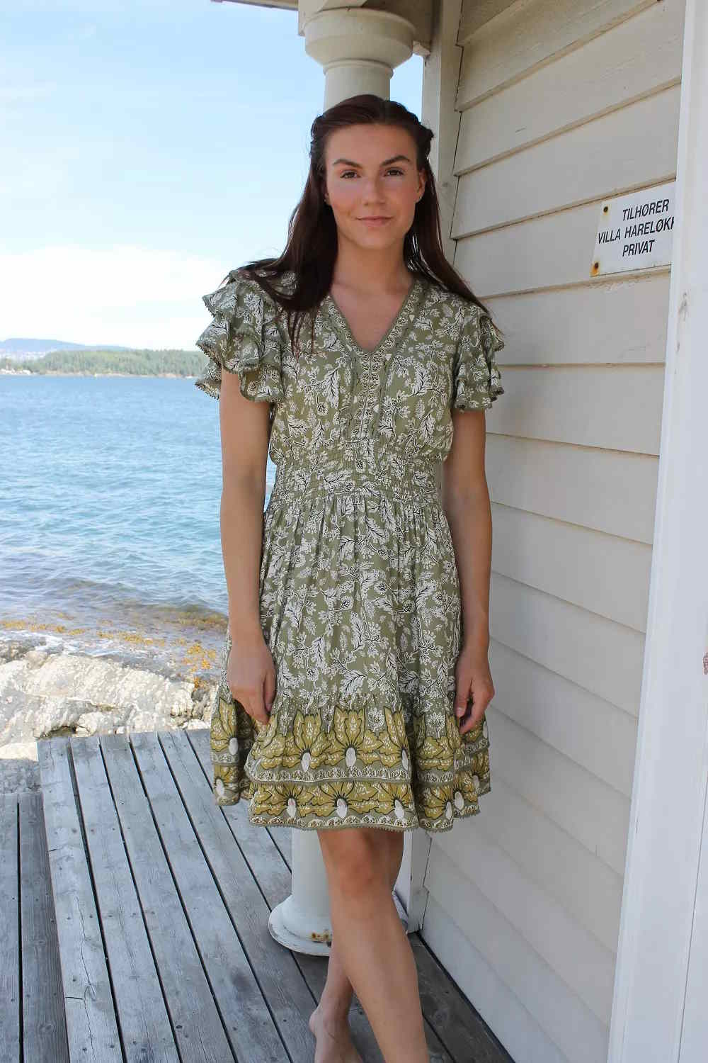 IE Carina kort kjole i grønn creme m/ blonder rysjer Viscose fra norsk design By Kris of Norway