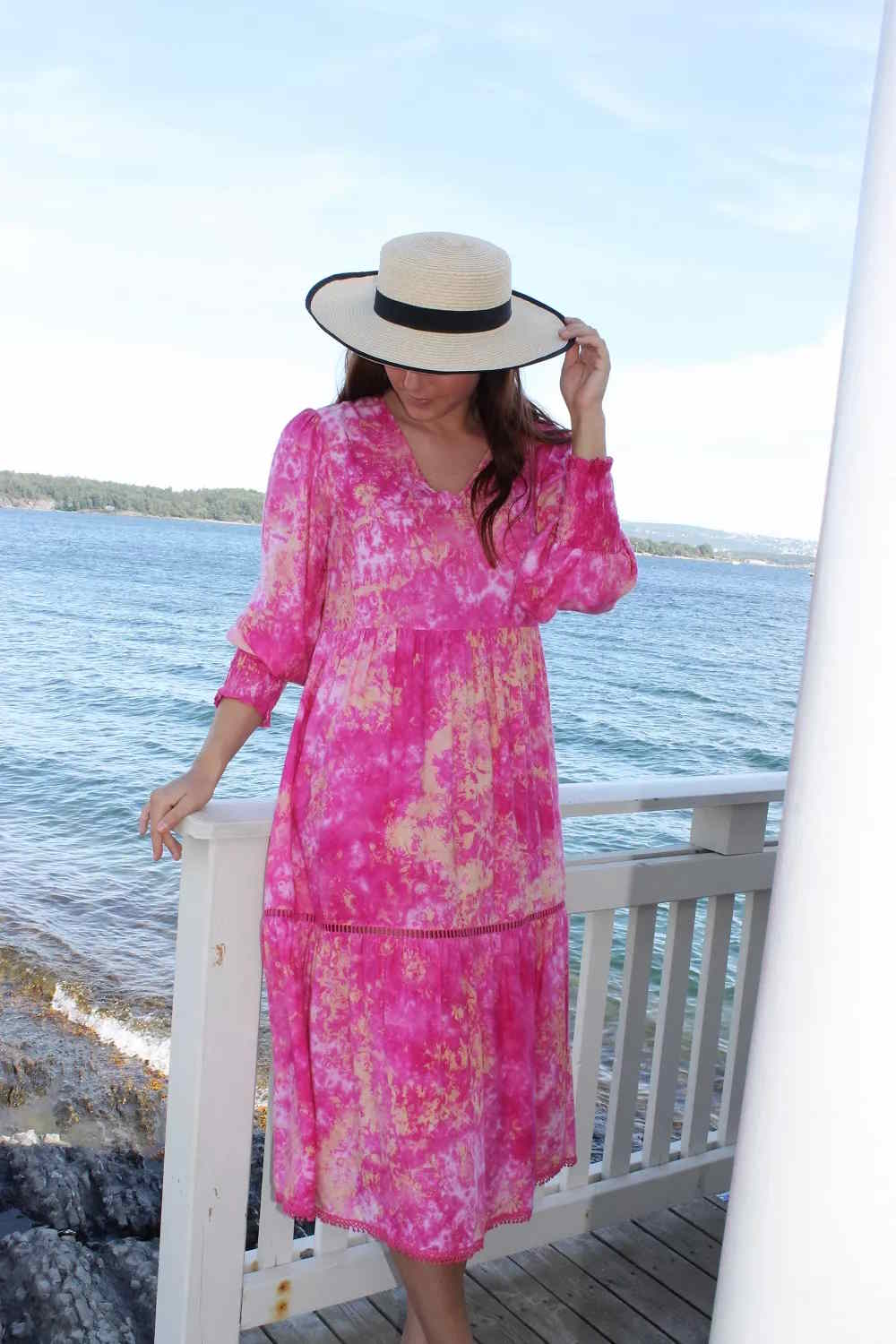 IE Harper Midi kjole rosa fuxia gulmønster m/blonder rysjer viscose norsk design By Kris of Norway