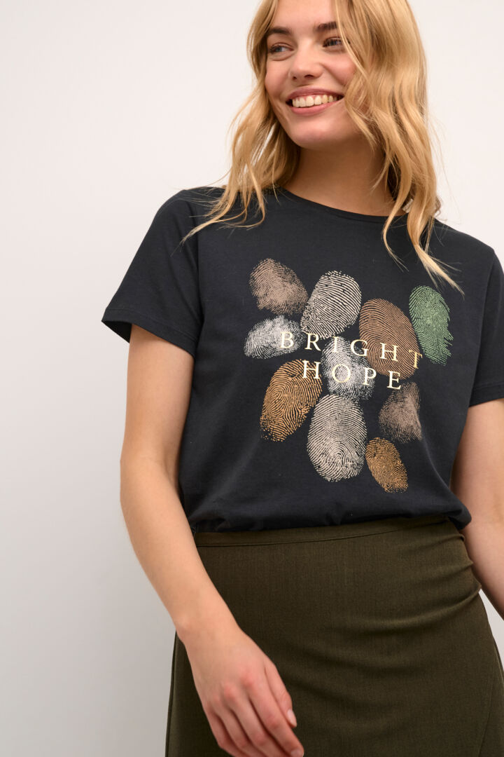 T-skjorte sort med print CRNorma T-Shirt Pitch Black Fingerprint Bright Hope gull 100%Cotton