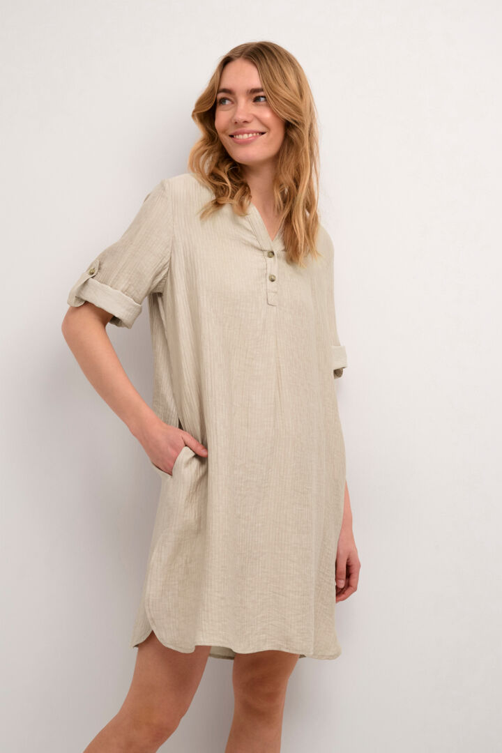 Kjole CRWilma Dress-Mollie Fit Doeskin, lys beige hempe arm, v hals, knappestolpe Vis, lyo, nyl
