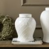 Riviera Maison Vase håndlaget hvit porselen med lokk RM logo RM Piombino Ginger Pot