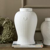 Riviera Maison Vase håndlaget hvit porselen med lokk RM logo RM Pomezia Ginger Pot