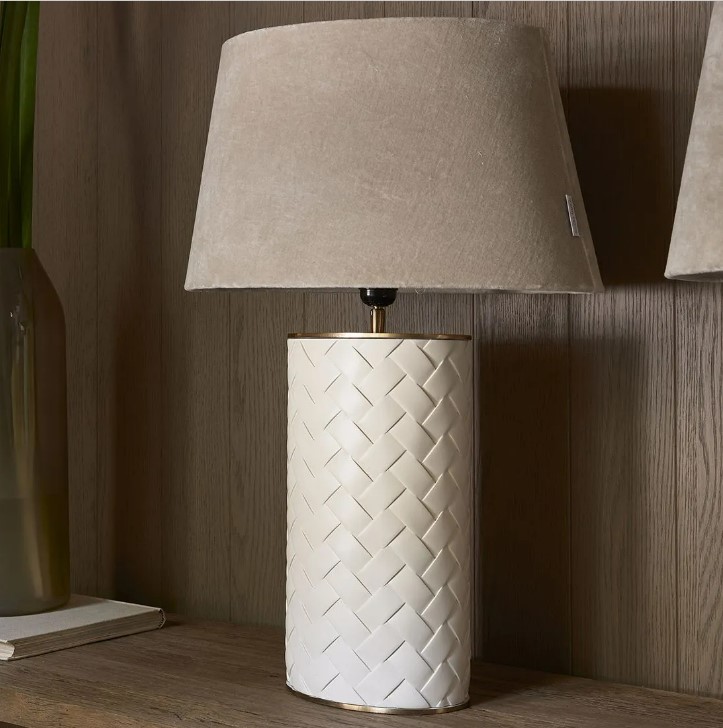 Riviera Maison Lampe fot hvit flettet polyserin messing sokkel detaljer RM Alberdina Table Lamp