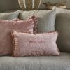 Riviera Maison Putetrekk knudder pudder rosa med rysjer og tekst RM With Love Pillow Cover 50x30